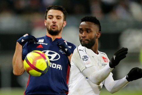 Léo Dubois avec l'OL face à Amiens. (Reuters) Léo Dubois avec l'OL face à Amiens. (Reuters)
