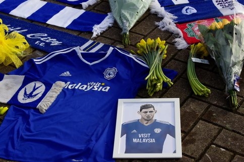 L'hommage de Cardiff City à Emiliano Sala. L'hommage de Cardiff City à Emiliano Sala.