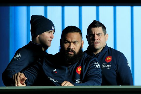 Le pilier Uini Atonio, comme son capitaine et talonneur Guilhem Guirado, est en délicatesse avec un genou avant le choc face à l'Angleterre dimanche, à Twickenham (16h). Le pilier Uini Atonio, comme son capitaine et talonneur Guilhem Guirado, est en délicatesse avec un genou avant le choc face à l'Angleterre dimanche, à Twickenham (16h).