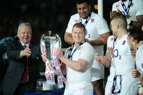 Bill Beaumont, patron de World Rugby, remet le trophée des 6 Nations à Dylan Hartley, le capitaine de l'Angleterre en 2016. Bill Beaumont, patron de World Rugby, remet le trophée des 6 Nations à Dylan Hartley, le capitaine de l'Angleterre en 2016.