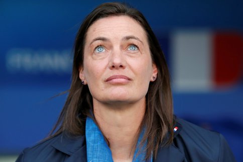 Corinne Diacre a su faire évoluer son management et son image depuis 2 ans pour aborder cette Coupe du monde fin prête. Corinne Diacre a su faire évoluer son management et son image depuis 2 ans pour aborder cette Coupe du monde fin prête.