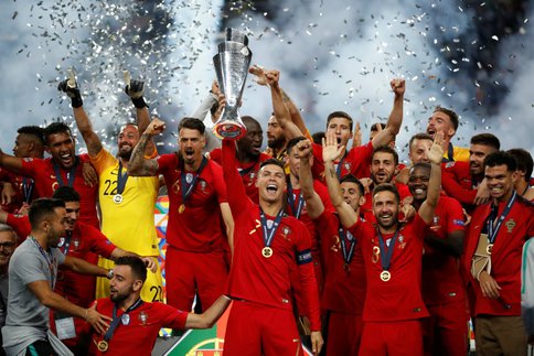 Cristiano Ronaldo et ses coéquipiers vainqueurs de la Ligue des nations. Cristiano Ronaldo et ses coéquipiers vainqueurs de la Ligue des nations.