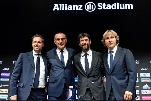 Maurizio Sarri dans son nouveau costume de coach de la Juventus Turin. Maurizio Sarri dans son nouveau costume de coach de la Juventus Turin.