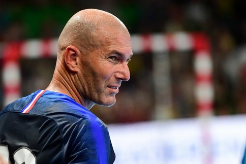Zinedine Zidane, avant de reprendre l'entraînement avec le Real Madrid, a sué à grosses gouttes samedi, à Nantes, lors d'un tournoi de futsal. Zinedine Zidane, avant de reprendre l'entraînement avec le Real Madrid, a sué à grosses gouttes samedi, à Nantes, lors d'un tournoi de futsal.
