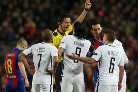 Edinson Cavani râle face à Deniz Aytekin. (Reuters) Edinson Cavani râle face à Deniz Aytekin. (Reuters)