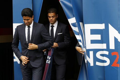Hatem Ben Arfa, ici derrière Nasser Al-Khelaïfi. Hatem Ben Arfa, ici derrière Nasser Al-Khelaïfi.