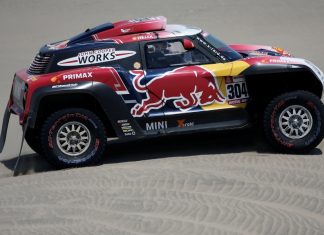 Auto: Peterhansel s’impose, Loeb distancé