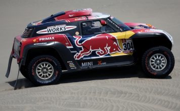 Auto: Peterhansel s’impose, Loeb distancé