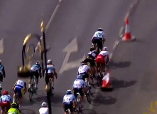 Quand Bouhanni évite la chute de peu (vidéo)