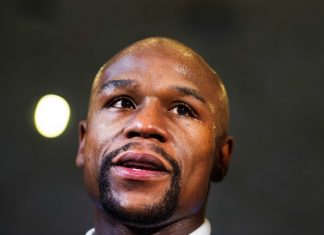 Mayweather mis à terre… au basket (vidéo)