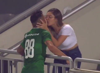 Il célèbre en embrassant sa femme… mais son but est refusé (vidéo)