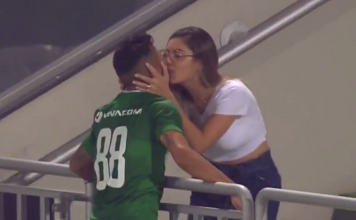 Il célèbre en embrassant sa femme… mais son but est refusé (vidéo)