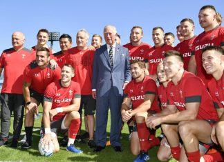 Galles: Le Prince Charles rend visite au XV du Poireau (vidéo)