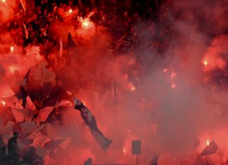 Supporters: deux députés appellent à autoriser les fumigènes