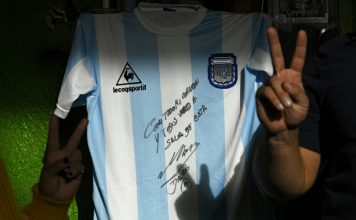 Coronavirus : un maillot de Maradona pour aider des pauvres de Buenos Aires