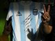 Coronavirus : un maillot de Maradona pour aider des pauvres de Buenos Aires