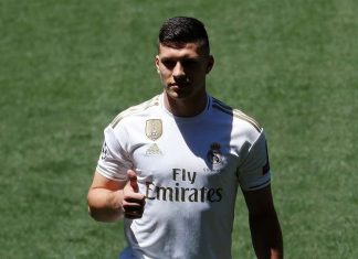Real Madrid : Jovic se fracture le talon, indisponible pendant deux mois.