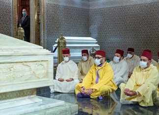 SM le Roi, Amir Al Mouminine, se recueille sur la tombe de Feu SM le Roi Mohammed V
