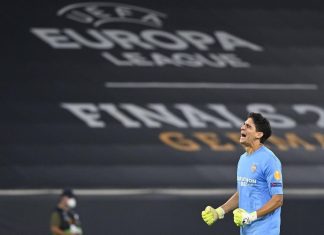 إشبيلية يسعى للظفر بخدمات بونو بشكل نهائي