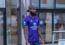 لحظة وصول لاعب رويال أنتويرب إلى التدريبات بقميص منافسه أندرلخت