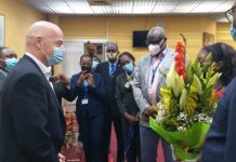 رئيس FIFA إنفانتينو يصل إلى الكاميرون لحضور افتتاح “الشان”