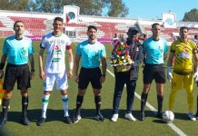 بالصور: سطاد المغربي يهدي ورودا لموسى نداو بعد الحادث العنصري الذي تعرض له