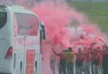 جماهير الوداد تحفز فريقها أثناء تنقله لمطار محمد الخامس