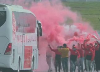 جماهير الوداد تحفز فريقها أثناء تنقله لمطار محمد الخامس