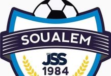 فريق شباب السوالم يحتج على التحكيم