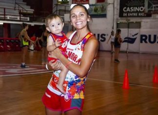 بالصور: لاعبة كرة السلة في البطولة الأرجنتينية ورضيعتها