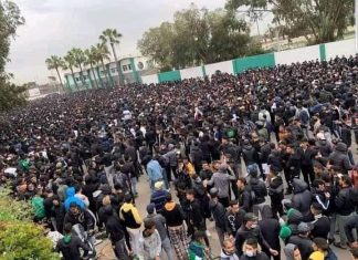 احتجاجات جماهير الرجاء أمام مقر النادي