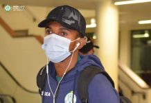 بالصور: بعثة الرجاء الرياضي تحط الرحال بمطار دار السلام الدولي