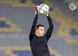 خروج اضطراري لحارس الوداد عيسى السيودي ضد نهضة بركان