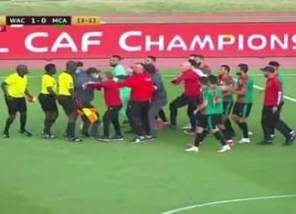 لاعبو مولودية الجزائر يعتدون على الحكم