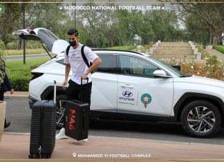 بالصور: سيارات فاخرة وكمامات، هكذا التحق الأسود بتجمع المنتخب