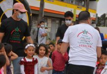 بالصور: البطل العالمي أبو زعيتر يوزع ملابس ومعدات مدرسية في نشاط خيري متميز لجمعية الإخوة زعيتر بالرباط