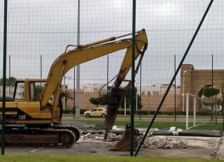 بالصور: آلات الهدم تواصل حصدها للملاعب