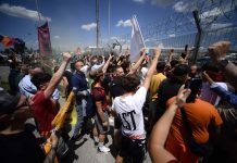 بالصور: هكذا استقبلت جماهيرروما مدربها البرتغالي جوزيه مورينيو لدى وصوله إلى مطار شيامبينو في روما