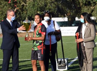 Les Dames de l’ASFAR reçoivent le trophée du premier championnat professionnel féminin