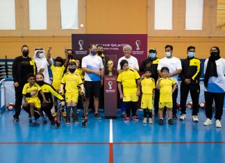 قطر 2022: أعضاء برنامج “لكل القدرات” يستقبلون الكأس الخاصة بمونديال كرة القدم