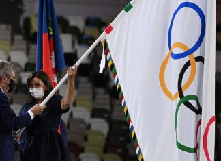 JO: le drapeau olympique remis à la maire de Paris