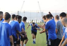 لاعبو الخور القطري يحتفلون باللاعب الحداد