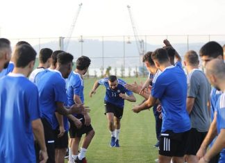 لاعبو الخور القطري يحتفلون باللاعب الحداد