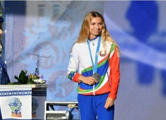 بعد رفضها العودة لبلادها… عداءة تعرض ميداليتها الفضية للبيع