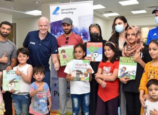 رئيس الاتحاد الدولي لكرة القدم يزور أحد المقار المؤقتة للاجئين الأفغان بالدوحة