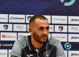 في واقعة نادرة، خالد بوطيب يتعرض للطرد بعد شجاره مع مشجع