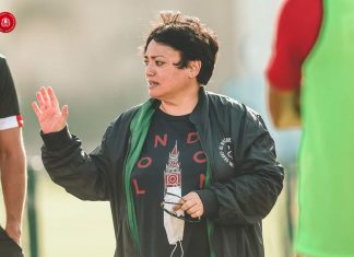 بالصور …رئيسة الفتح بملعب التداريب لتحفيز اللاعبين