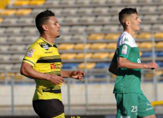 المغرب الفاسي يفرض التعادل على الرجاء في آخر الدقائق