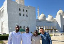 زياش رفقة لاعبي تشيلسي بمسجد أبوظبي