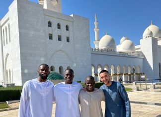 زياش رفقة لاعبي تشيلسي بمسجد أبوظبي